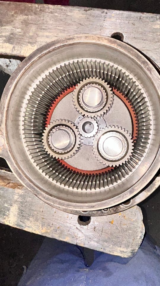 REDUCTOR GIRO SAT 225-220 - محرك سوينغ - آلات الإنشاء: صورة 5 REDUCTOR GIRO SAT 225-220 - محرك سوينغ - آلات الإنشاء: صورة 5