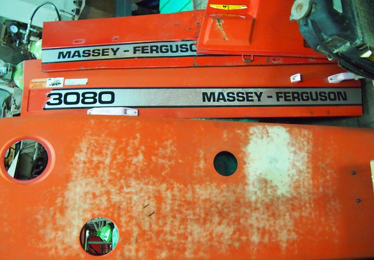 Części do Ciągnika Massey Ferguson MF 3000 Maska, osłona silnika MF 3000 - المحرك و قطع الغيار - آلات زراعية: صورة 2 Części do Ciągnika Massey Ferguson MF 3000 Maska, osłona silnika MF 3000 - المحرك و قطع الغيار - آلات زراعية: صورة 2