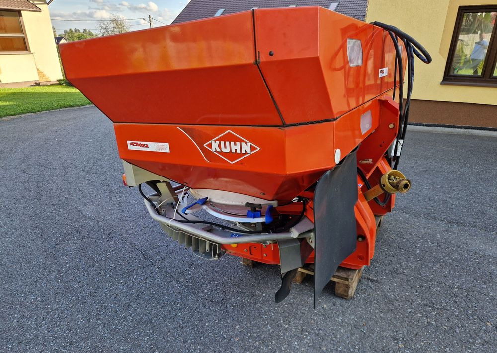 Rozsiewacz nawozów Kuhn AXIS 30,1 2008 Rozsiewacz KUHN RAUCH - آلة نشر السماد: صورة 4 Rozsiewacz nawozów Kuhn AXIS 30,1 2008 Rozsiewacz KUHN RAUCH - آلة نشر السماد: صورة 4