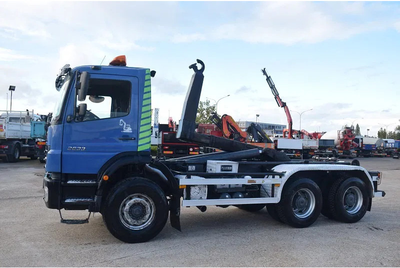 Mercedes-Benz Axor 2633 - شاحنة برافعة خطافية: صورة 3 Mercedes-Benz Axor 2633 - شاحنة برافعة خطافية: صورة 3