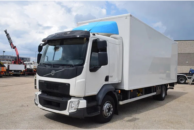 Volvo FL 250 - شاحنة صندوقية: صورة 2 Volvo FL 250 - شاحنة صندوقية: صورة 2