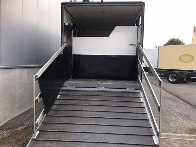 Mercedes-Benz Atego 1018 *Cruise control*Airco*Achteruitrijcamera*elektrische ruiten - شاحنة نقل خيل: صورة 3 Mercedes-Benz Atego 1018 *Cruise control*Airco*Achteruitrijcamera*elektrische ruiten - شاحنة نقل خيل: صورة 3