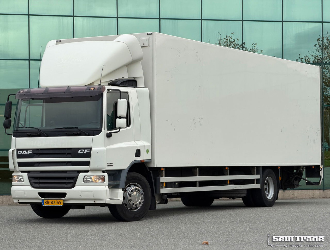 DAF CF 75.250 Euro 3 Manual Gearbox VAN Beurden Isolated BOX Tail Lift Super Condition NL-Truck - شاحنة صندوقية: صورة 1 DAF CF 75.250 Euro 3 Manual Gearbox VAN Beurden Isolated BOX Tail Lift Super Condition NL-Truck - شاحنة صندوقية: صورة 1