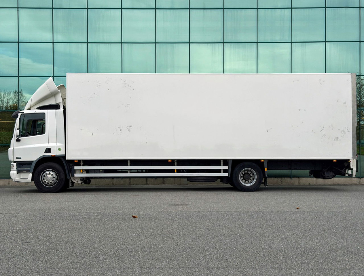 DAF CF 75.250 Euro 3 Manual Gearbox VAN Beurden Isolated BOX Tail Lift Super Condition NL-Truck - شاحنة صندوقية: صورة 2 DAF CF 75.250 Euro 3 Manual Gearbox VAN Beurden Isolated BOX Tail Lift Super Condition NL-Truck - شاحنة صندوقية: صورة 2