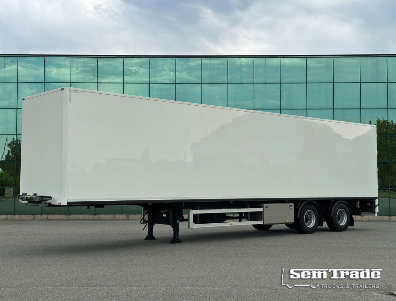 FAG 2 AS Burgers BAK Geisoleerd Gegalvaniseerd Chassis ZO Goed ALS Nieuw Direct Leverbaar 1325 x 244 x 267 CM Inwendig - نصف مقطورة بصندوق مغلق: صورة 1 FAG 2 AS Burgers BAK Geisoleerd Gegalvaniseerd Chassis ZO Goed ALS Nieuw Direct Leverbaar 1325 x 244 x 267 CM Inwendig - نصف مقطورة بصندوق مغلق: صورة 1