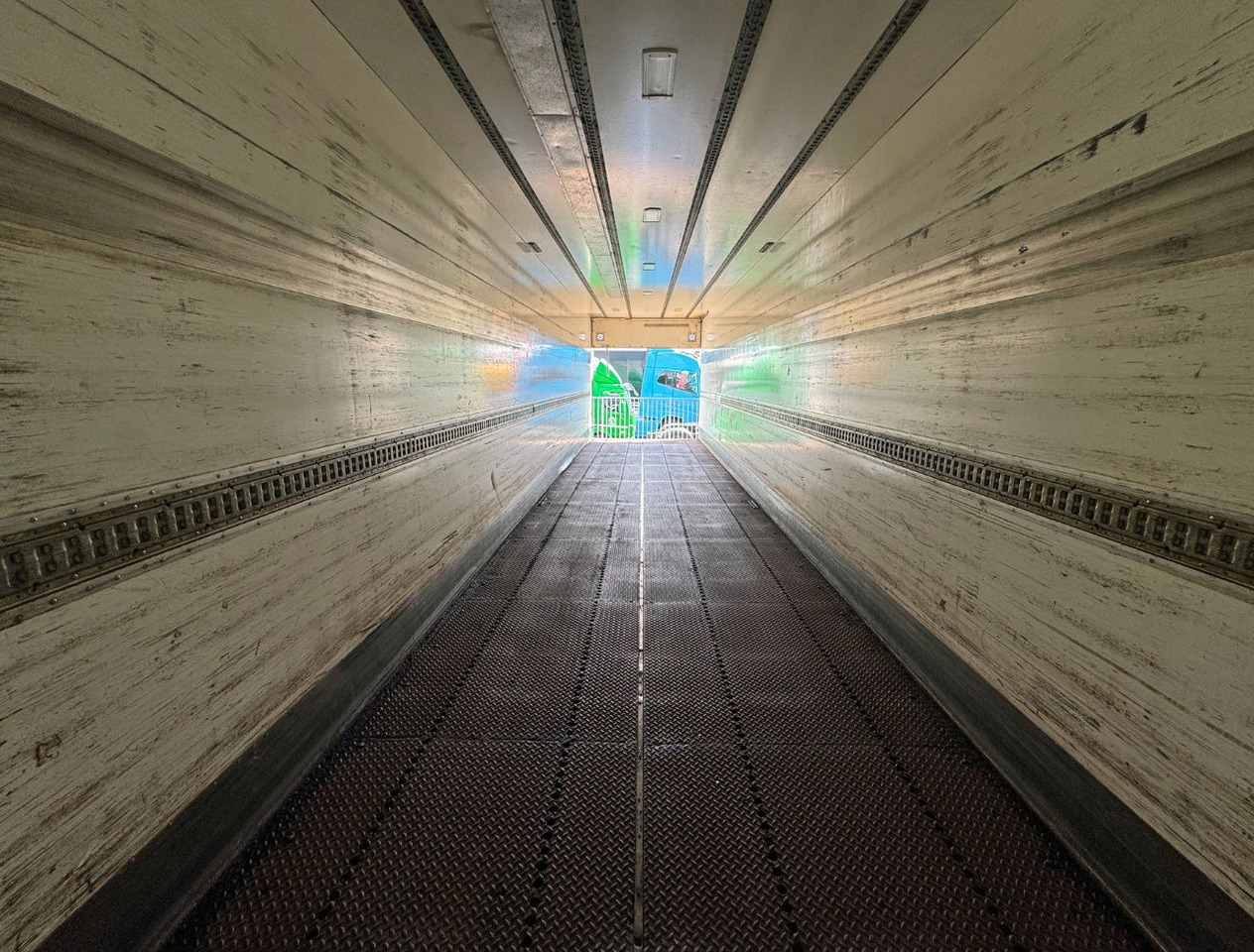 نصف مقطورة بصندوق مغلق HTF 2-AS Heiwo 1240 x 250 x 272 CM Inwendig Stuuras Laadklep APK TOT 07-2026: صورة 10 نصف مقطورة بصندوق مغلق HTF 2-AS Heiwo 1240 x 250 x 272 CM Inwendig Stuuras Laadklep APK TOT 07-2026: صورة 10