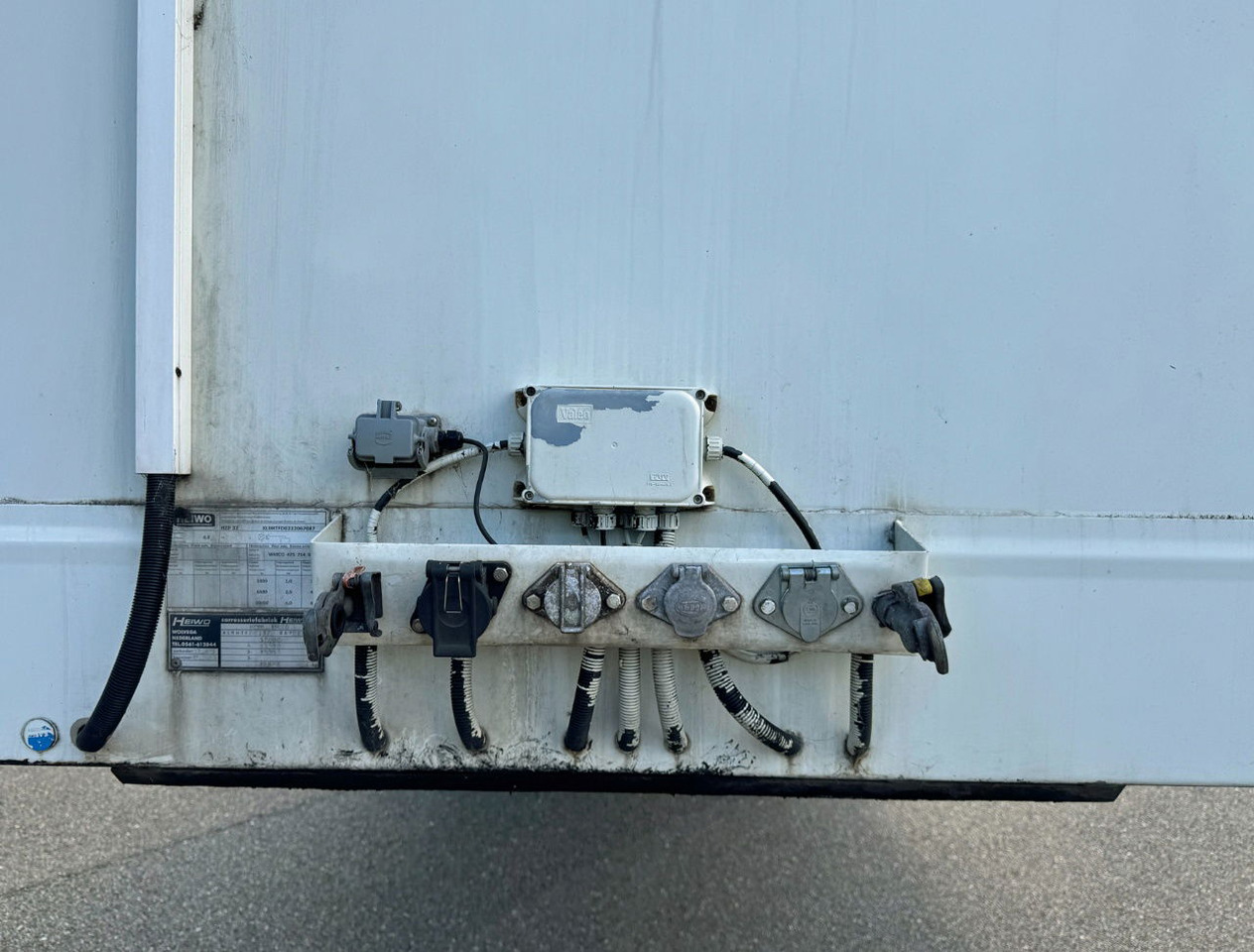 نصف مقطورة بصندوق مغلق HTF 2-AS Heiwo 1240 x 250 x 272 CM Inwendig Stuuras Laadklep APK TOT 07-2026: صورة 12 نصف مقطورة بصندوق مغلق HTF 2-AS Heiwo 1240 x 250 x 272 CM Inwendig Stuuras Laadklep APK TOT 07-2026: صورة 12