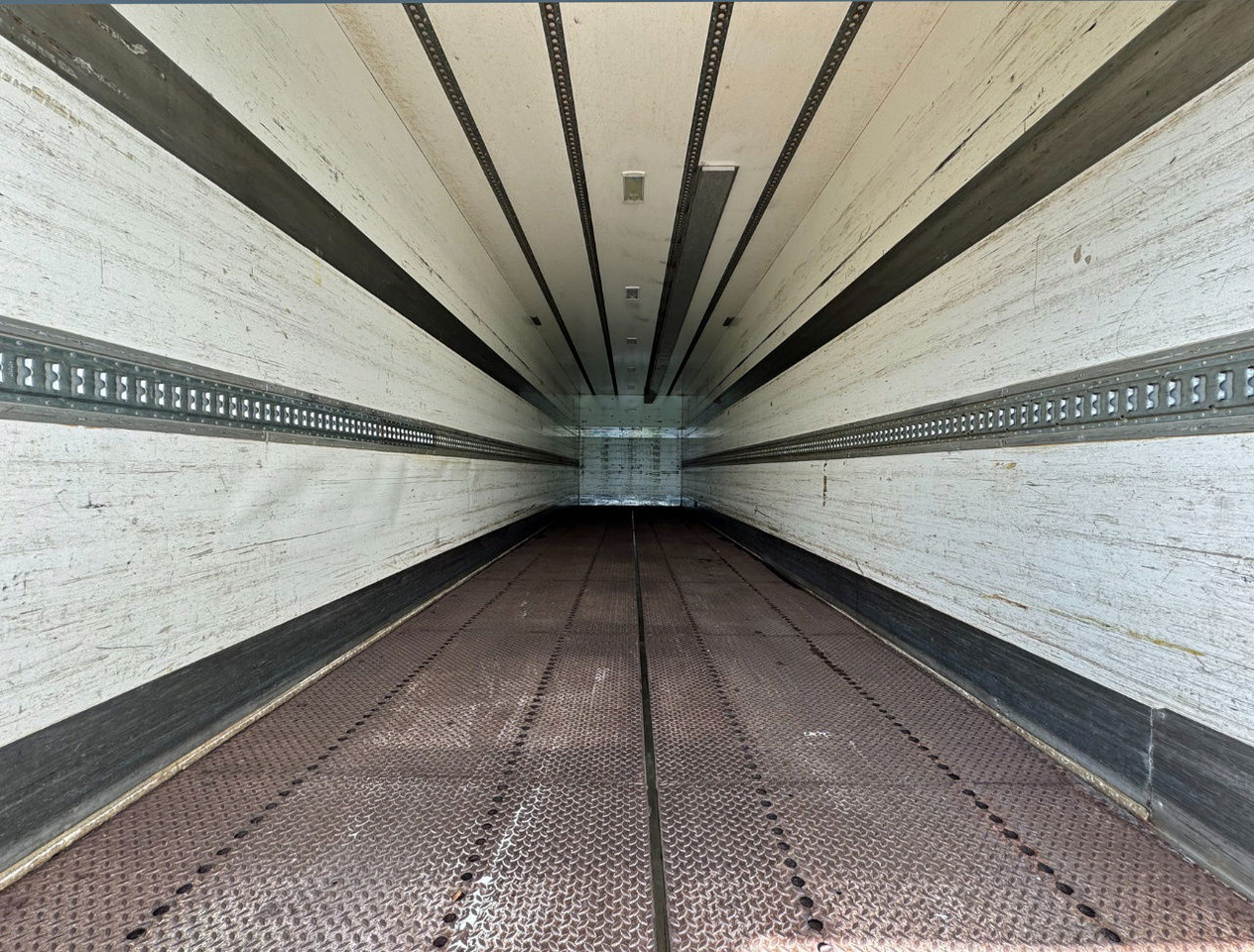 نصف مقطورة بصندوق مغلق HTF 2-AS Heiwo 1240 x 250 x 272 CM Inwendig Stuuras Laadklep APK TOT 07-2026: صورة 8 نصف مقطورة بصندوق مغلق HTF 2-AS Heiwo 1240 x 250 x 272 CM Inwendig Stuuras Laadklep APK TOT 07-2026: صورة 8