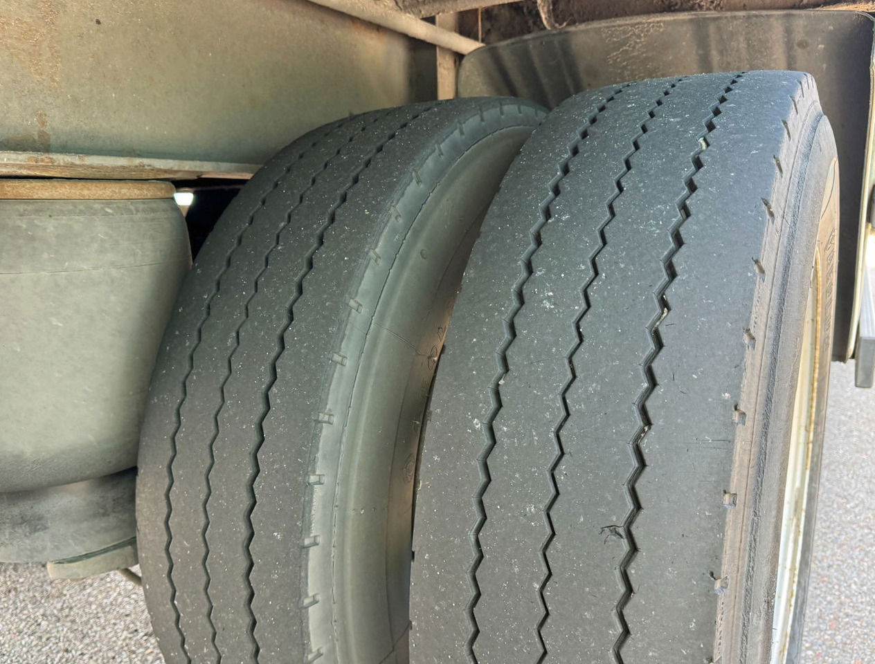 نصف مقطورة بصندوق مغلق HTF 2-AS Heiwo 1240 x 250 x 272 CM Inwendig Stuuras Laadklep APK TOT 07-2026: صورة 16 نصف مقطورة بصندوق مغلق HTF 2-AS Heiwo 1240 x 250 x 272 CM Inwendig Stuuras Laadklep APK TOT 07-2026: صورة 16