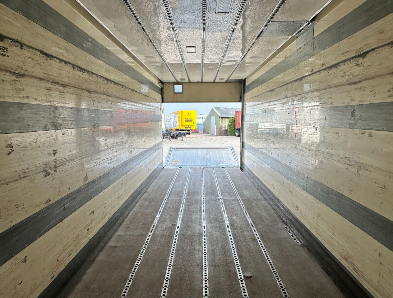 شاحنة صندوقية Scania P360 6X2 Euro 5 Manual Gearbox Tail Lift VAN Beurden Isolated BOX Holland-Truck: صورة 23