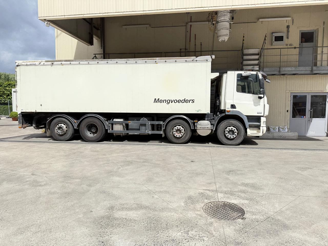 DAF 410 8X2 TIPPER, blowing system, compressor, compartments - شاحنة قلاب: صورة 5 DAF 410 8X2 TIPPER, blowing system, compressor, compartments - شاحنة قلاب: صورة 5