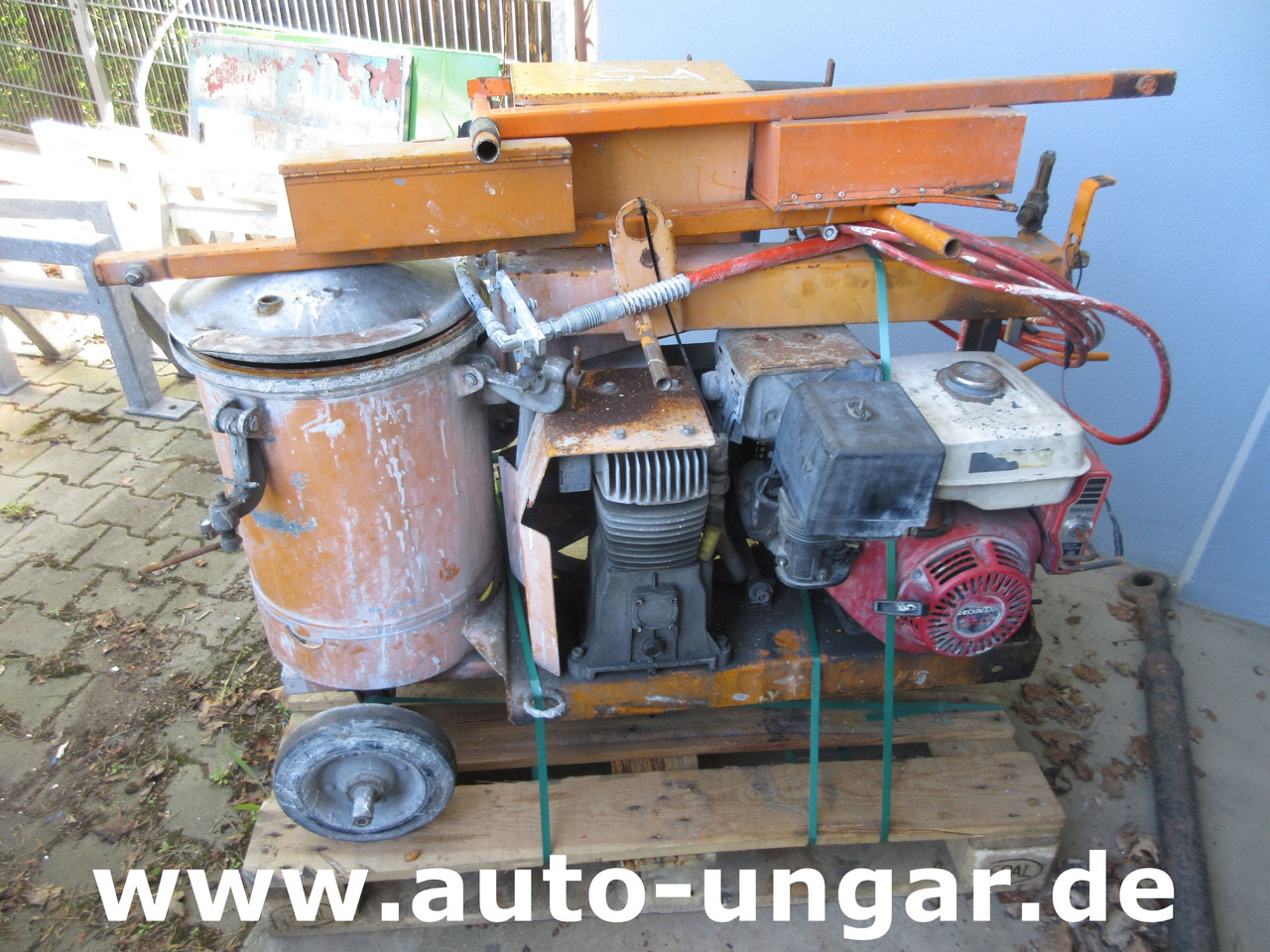 - معــدات الاسفلت: صورة 1 - معــدات الاسفلت: صورة 1