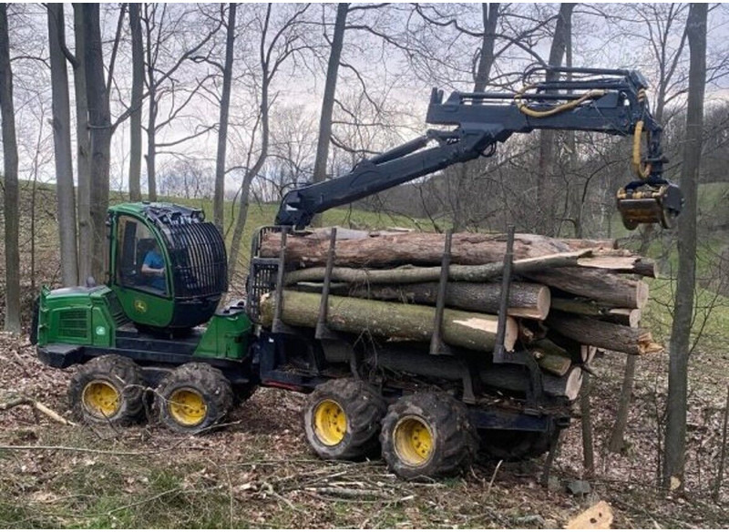 John Deere 1010E 8W - جرار شحن جذوع أشجار الغابات: صورة 1 John Deere 1010E 8W - جرار شحن جذوع أشجار الغابات: صورة 1