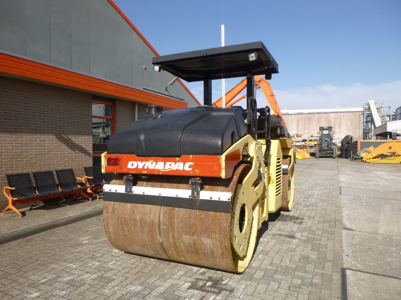 DYNAPAC CC432V - رَصَّاص الطرق: صورة 4 DYNAPAC CC432V - رَصَّاص الطرق: صورة 4
