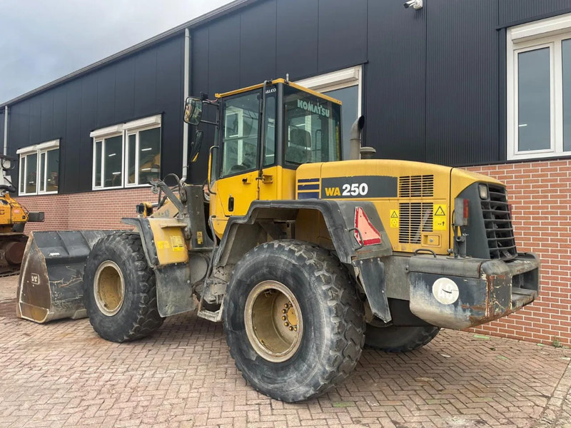 Komatsu WA250-5 - اللودر بعجل: صورة 3 Komatsu WA250-5 - اللودر بعجل: صورة 3