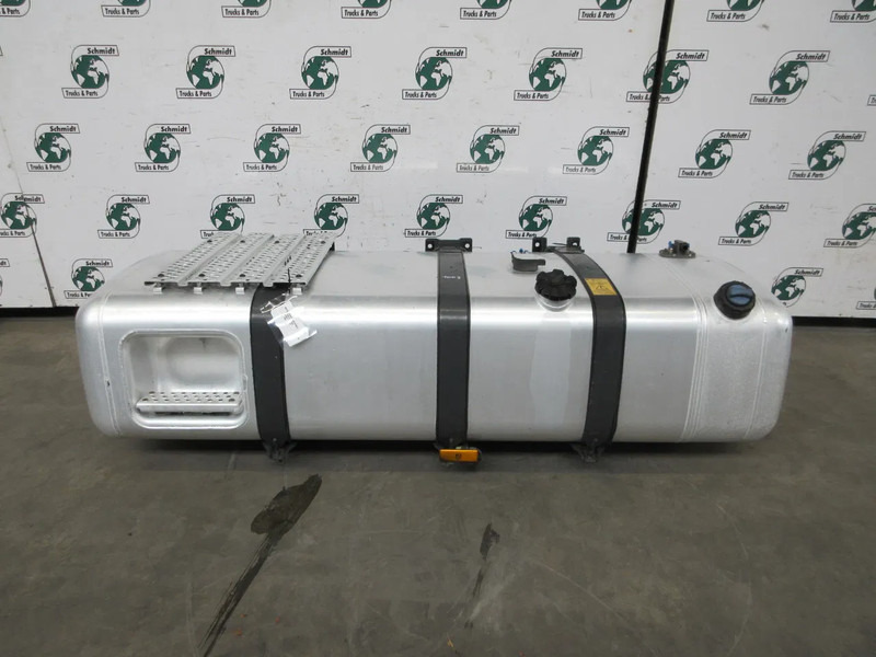 Mercedes-Benz A 960 470 35 01 KOMBIE DIESELTANK 660 LITER MET AD BLUE TANK MERCEDES LOW DEK - خزان الوقود - شاحنة: صورة 5 Mercedes-Benz A 960 470 35 01 KOMBIE DIESELTANK 660 LITER MET AD BLUE TANK MERCEDES LOW DEK - خزان الوقود - شاحنة: صورة 5