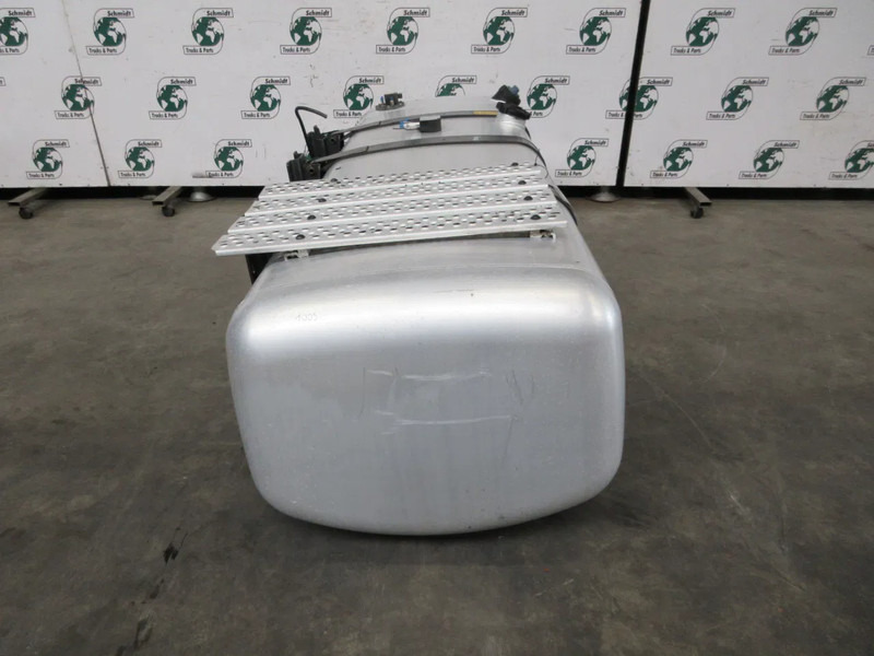 Mercedes-Benz A 960 470 35 01 KOMBIE DIESELTANK 660 LITER MET AD BLUE TANK MERCEDES LOW DEK - خزان الوقود - شاحنة: صورة 2 Mercedes-Benz A 960 470 35 01 KOMBIE DIESELTANK 660 LITER MET AD BLUE TANK MERCEDES LOW DEK - خزان الوقود - شاحنة: صورة 2