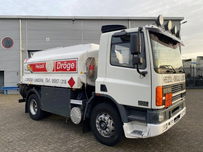 DAF 65CF-240 / FULL STEEL / POMP / 3 COMPARTIMENTS / 8350 LITER / ONLY:25969 KM / EURO-2 / MANUAL / GOOD CONDITION - شاحنة صهريج: صورة 2 DAF 65CF-240 / FULL STEEL / POMP / 3 COMPARTIMENTS / 8350 LITER / ONLY:25969 KM / EURO-2 / MANUAL / GOOD CONDITION - شاحنة صهريج: صورة 2