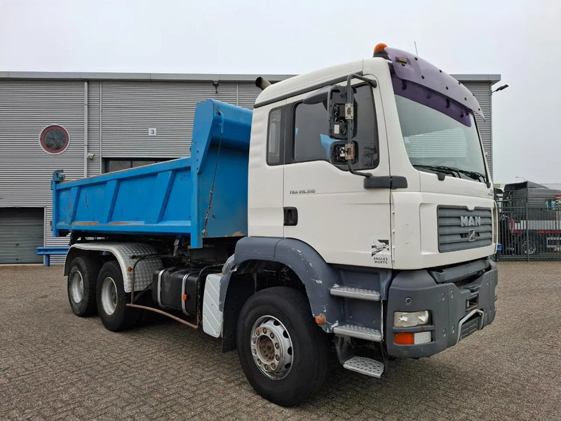 MAN TGA 26.310 / 6X4 / 2XBIG AXLE / 2SIDE TIPPER / ONLY:545423 KM / TUV:06-05-2026 / FULL-STEEL / AIRCO / MANUAL / EURO-4 / 2005 - شاحنة قلاب: صورة 4 MAN TGA 26.310 / 6X4 / 2XBIG AXLE / 2SIDE TIPPER / ONLY:545423 KM / TUV:06-05-2026 / FULL-STEEL / AIRCO / MANUAL / EURO-4 / 2005 - شاحنة قلاب: صورة 4