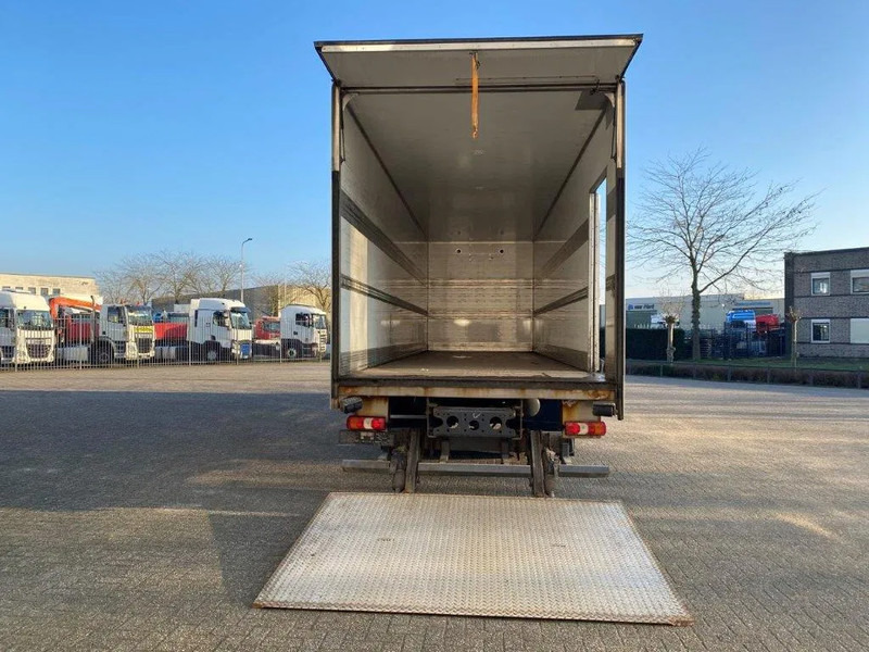 Mercedes-Benz Antos 2533 / LIFT AXLE / HEATED CLOSED BOX / PLATFORM 2000 KG / ONLY:506959 KM / SIDE DOOR / AUTOMATIC / EURO-6 / 2019 - شاحنة صندوقية: صورة 5 Mercedes-Benz Antos 2533 / LIFT AXLE / HEATED CLOSED BOX / PLATFORM 2000 KG / ONLY:506959 KM / SIDE DOOR / AUTOMATIC / EURO-6 / 2019 - شاحنة صندوقية: صورة 5
