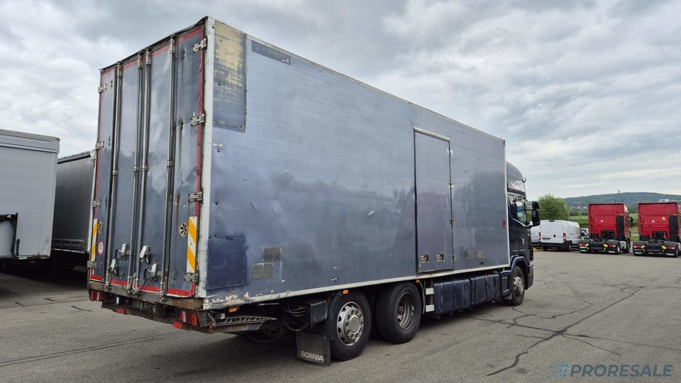 SCANIA R124 LB 6X2 EURO 3 - skříňový + hydraulické čelo - شاحنة صندوقية: صورة 3 SCANIA R124 LB 6X2 EURO 3 - skříňový + hydraulické čelo - شاحنة صندوقية: صورة 3
