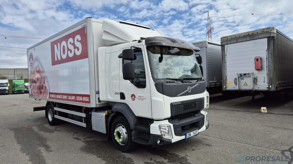 VOLVO FL 250 BB EURO 6 - mrazírna + CARRIER XARIOS 600 EL MAXI - شاحنة ذات مبرد: صورة 1 VOLVO FL 250 BB EURO 6 - mrazírna + CARRIER XARIOS 600 EL MAXI - شاحنة ذات مبرد: صورة 1