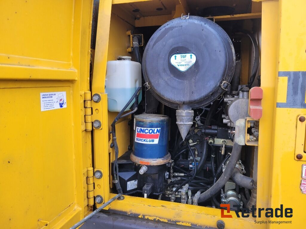 حفار زاحف Grävmaskin Volvo  EC 240B NLC med titrotator och redskap: صورة 24