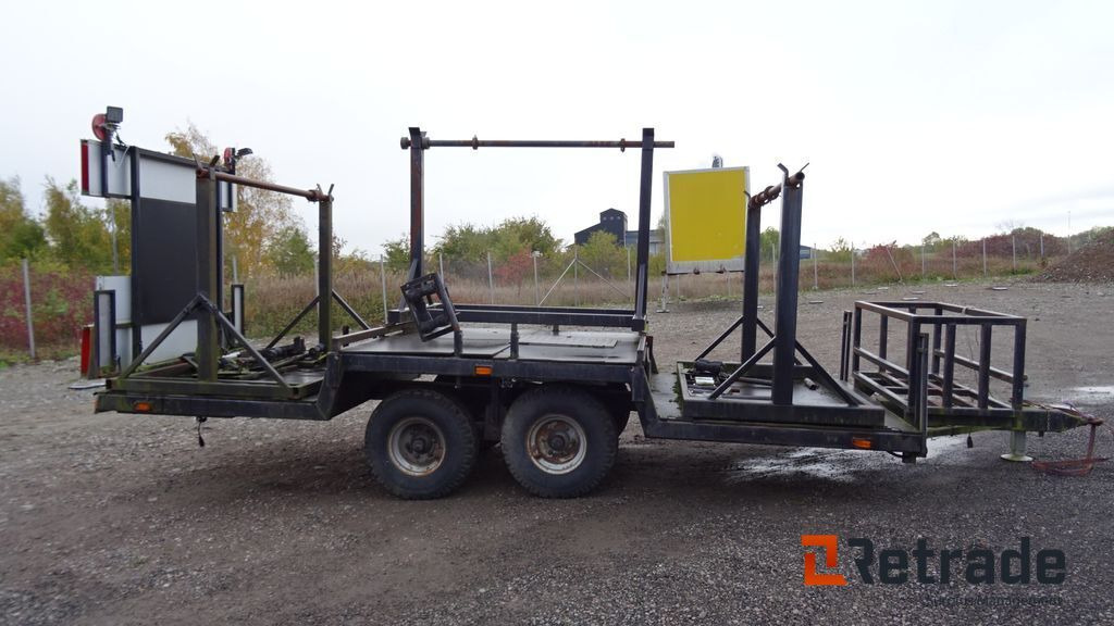 Kabelvagn Nr3/3 skyltvagn med varningsljus - معدات الانشاءات: صورة 4 Kabelvagn Nr3/3 skyltvagn med varningsljus - معدات الانشاءات: صورة 4