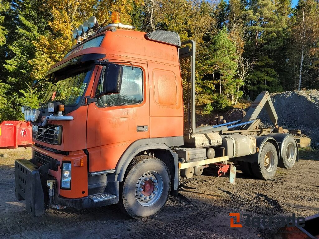 Lastväxlare plogutrustad med underbett Volvo FM 12 , Full parabel - شاحنة برافعة خطافية, شاحنة كرين: صورة 1 Lastväxlare plogutrustad med underbett Volvo FM 12 , Full parabel - شاحنة برافعة خطافية, شاحنة كرين: صورة 1