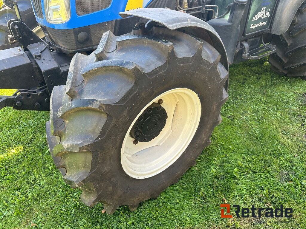 New Holland T4040 super steer traktor - آلات زراعية: صورة 2 New Holland T4040 super steer traktor - آلات زراعية: صورة 2