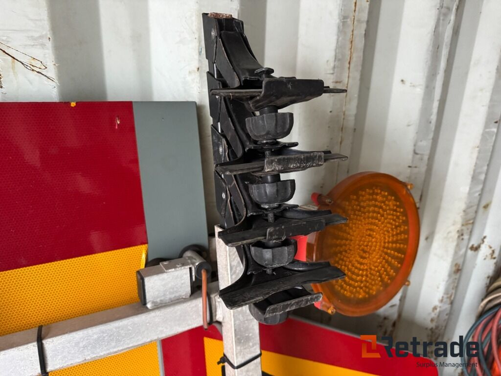 Takskylt med elhydraulisk resning - معدات الانشاءات: صورة 2 Takskylt med elhydraulisk resning - معدات الانشاءات: صورة 2