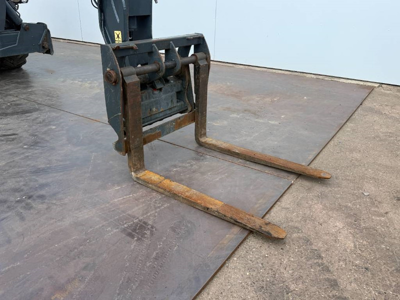 آلة رفع ونقل تلسكوبية MAGNI RTH5.30 - Remote Control / 4x4x4 / Airco: صورة 14 آلة رفع ونقل تلسكوبية MAGNI RTH5.30 - Remote Control / 4x4x4 / Airco: صورة 14