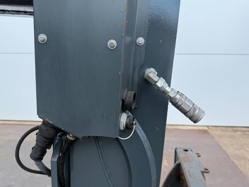 آلة رفع ونقل تلسكوبية MAGNI RTH5.30 - Remote Control / 4x4x4 / Airco: صورة 16 آلة رفع ونقل تلسكوبية MAGNI RTH5.30 - Remote Control / 4x4x4 / Airco: صورة 16