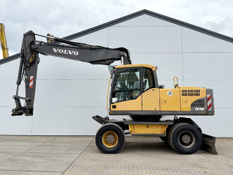 Volvo EW180C - Dutch Machine / Triple Boom - حفار ذو عجلات: صورة 1 Volvo EW180C - Dutch Machine / Triple Boom - حفار ذو عجلات: صورة 1