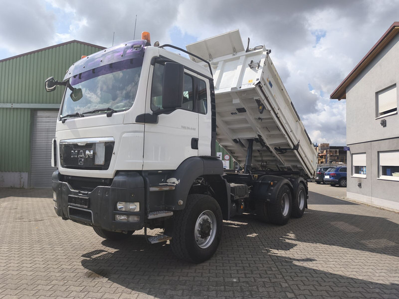 MAN TGS 26.400 6x6 GL Meiller Dreiseitenkipper Bordmatik Plane Euro - شاحنة قلاب: صورة 2 MAN TGS 26.400 6x6 GL Meiller Dreiseitenkipper Bordmatik Plane Euro - شاحنة قلاب: صورة 2