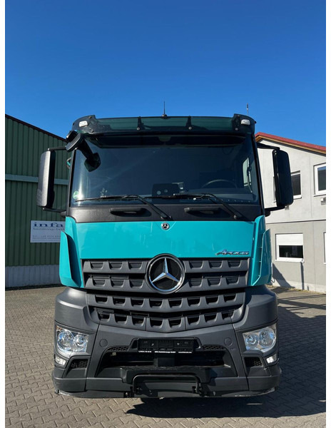 Mercedes-Benz Arocs 2653 - شاحنة قطع الأشجار: صورة 2 Mercedes-Benz Arocs 2653 - شاحنة قطع الأشجار: صورة 2