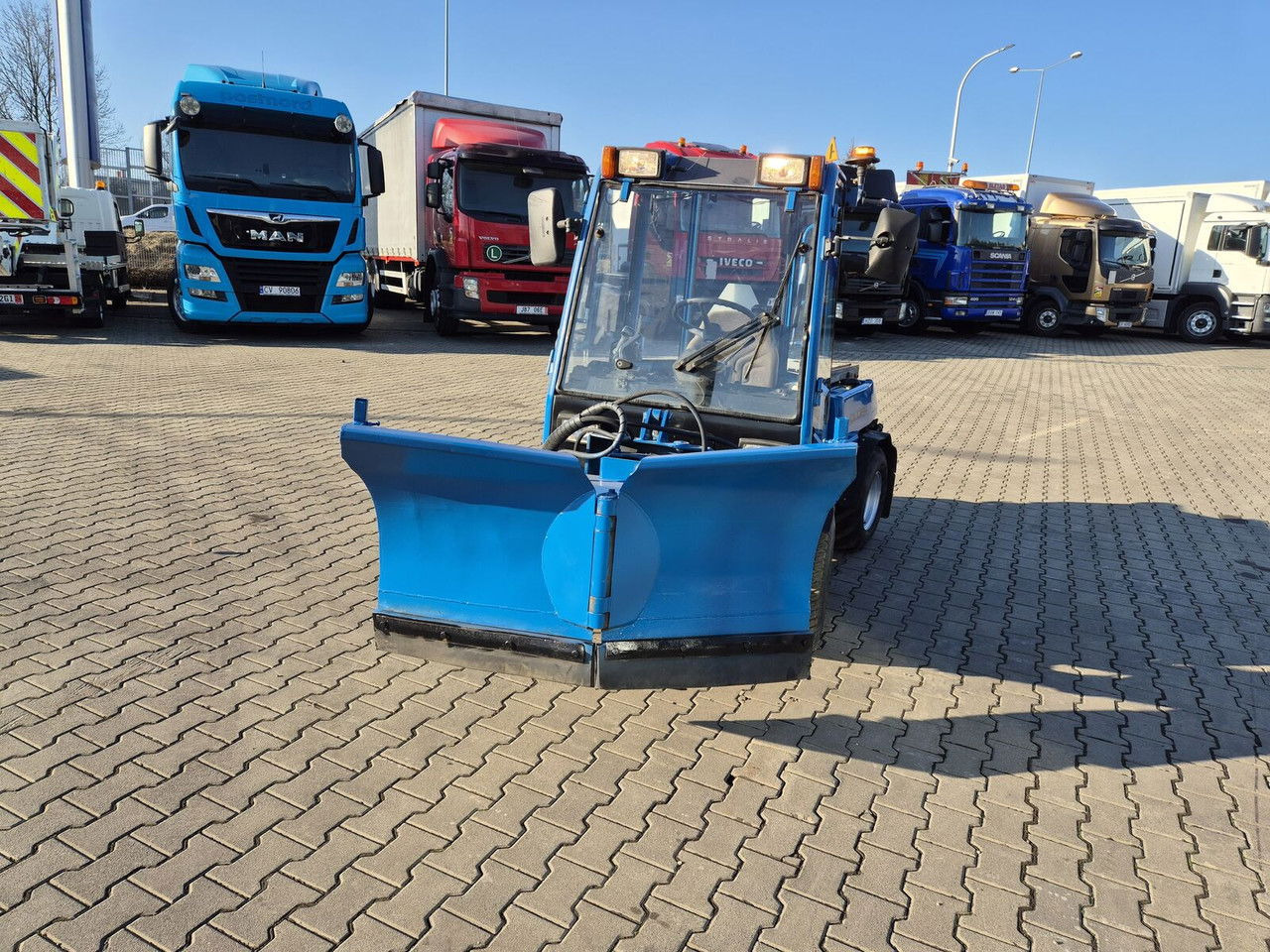 HOLDER C245 4WD / Tool carrier / Snow plow / PTO Front AN D Rear / 4X4 / - جرار خدمات بلدية: صورة 3 HOLDER C245 4WD / Tool carrier / Snow plow / PTO Front AN D Rear / 4X4 / - جرار خدمات بلدية: صورة 3