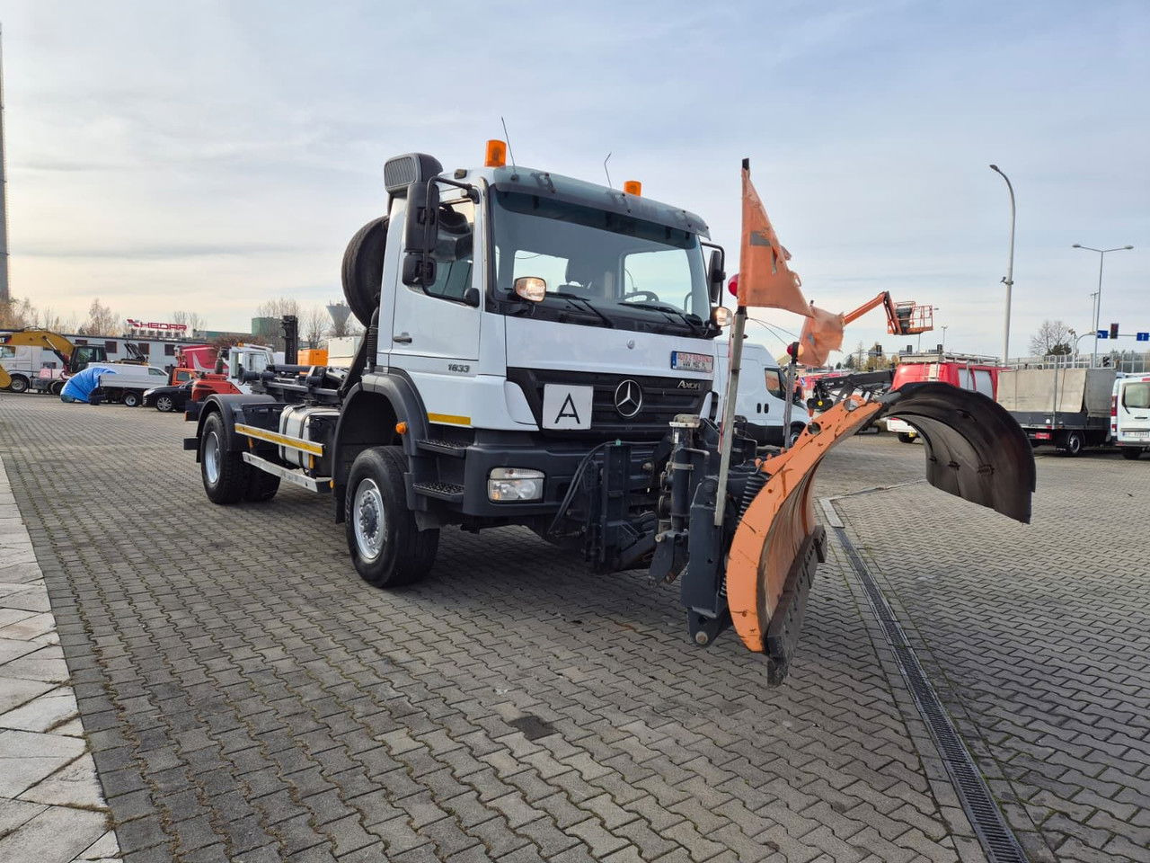 Mercedes-Benz Axor 1833 4X4 / Serviced / Schmidt Plow - شاحنة برافعة خطافية: صورة 4 Mercedes-Benz Axor 1833 4X4 / Serviced / Schmidt Plow - شاحنة برافعة خطافية: صورة 4