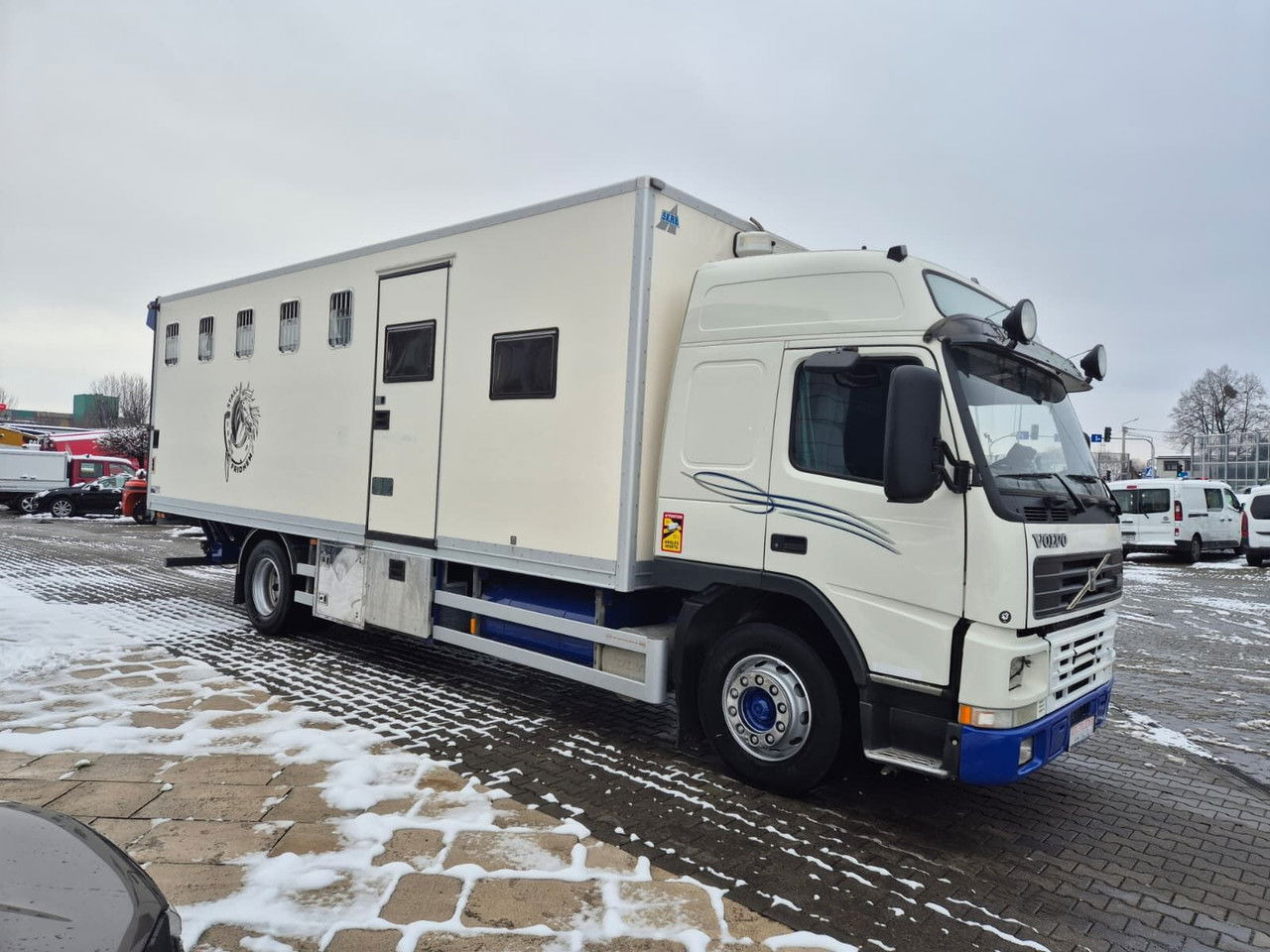 VOLVO FM 7 5 Horses / 3 People Live Cabin / 1 Owner / Serviced - شاحنة نقل خيل: صورة 5 VOLVO FM 7 5 Horses / 3 People Live Cabin / 1 Owner / Serviced - شاحنة نقل خيل: صورة 5