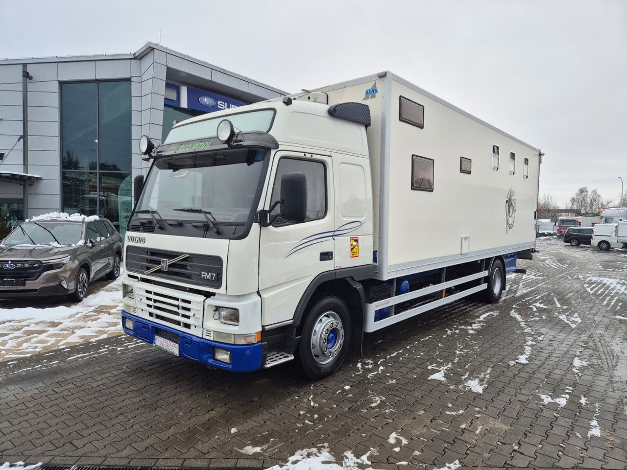 VOLVO FM 7 5 Horses / 3 People Live Cabin / 1 Owner / Serviced - شاحنة نقل خيل: صورة 1 VOLVO FM 7 5 Horses / 3 People Live Cabin / 1 Owner / Serviced - شاحنة نقل خيل: صورة 1