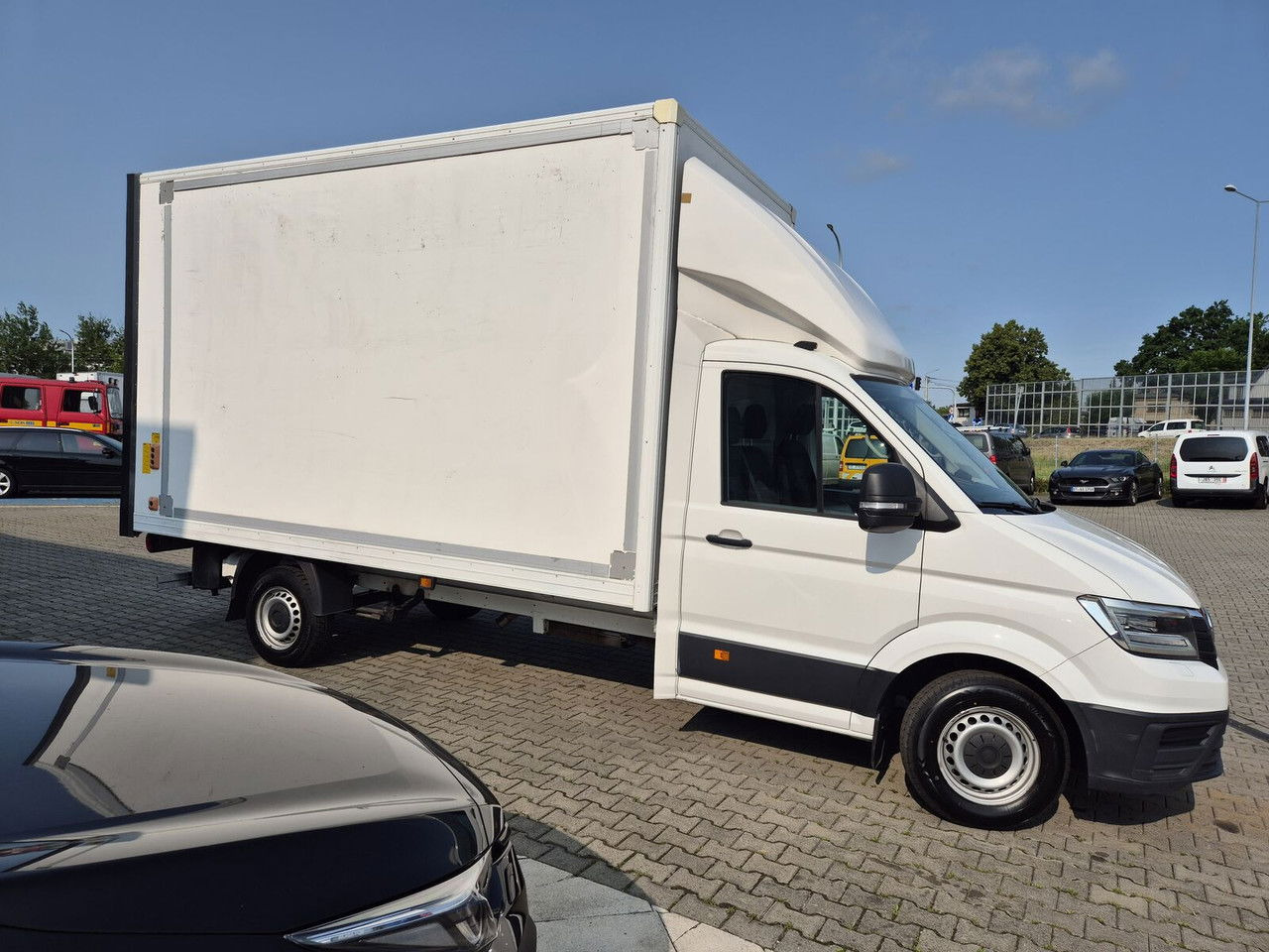 Volkswagen Crafter 2.0 TDI 177HP / High Container / Lift 750KG / Super Cond - شاحنة بصندوق مغلق: صورة 1 Volkswagen Crafter 2.0 TDI 177HP / High Container / Lift 750KG / Super Cond - شاحنة بصندوق مغلق: صورة 1