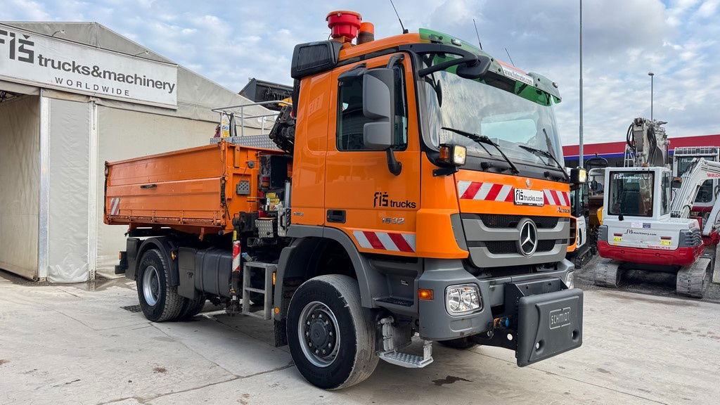 Mercedes-Benz Actros 1832 AK tipper 4x4 - crane Fassi 9.2M - remote control - شاحنة قلاب: صورة 4 Mercedes-Benz Actros 1832 AK tipper 4x4 - crane Fassi 9.2M - remote control - شاحنة قلاب: صورة 4