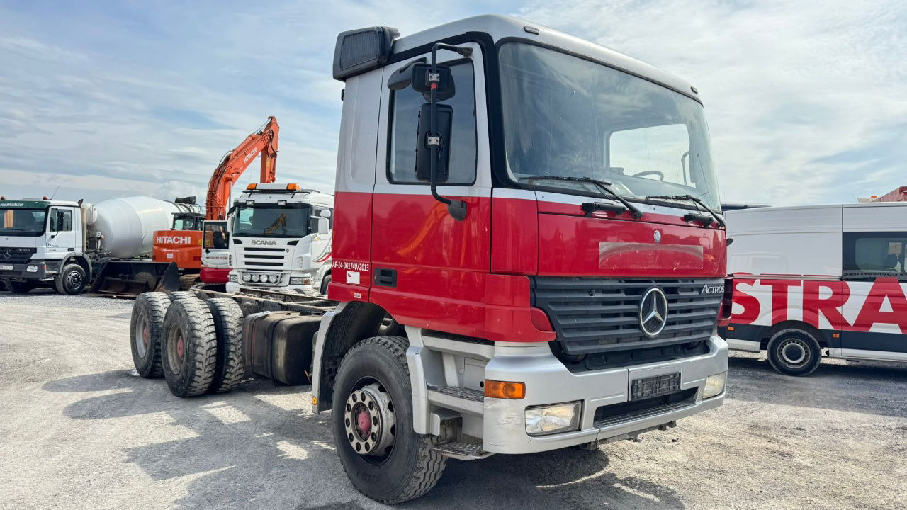 Mercedes-Benz Actros 2631 6x4 chassis - spring - شاحنة بهيكل معدني للمقصورة: صورة 3 Mercedes-Benz Actros 2631 6x4 chassis - spring - شاحنة بهيكل معدني للمقصورة: صورة 3