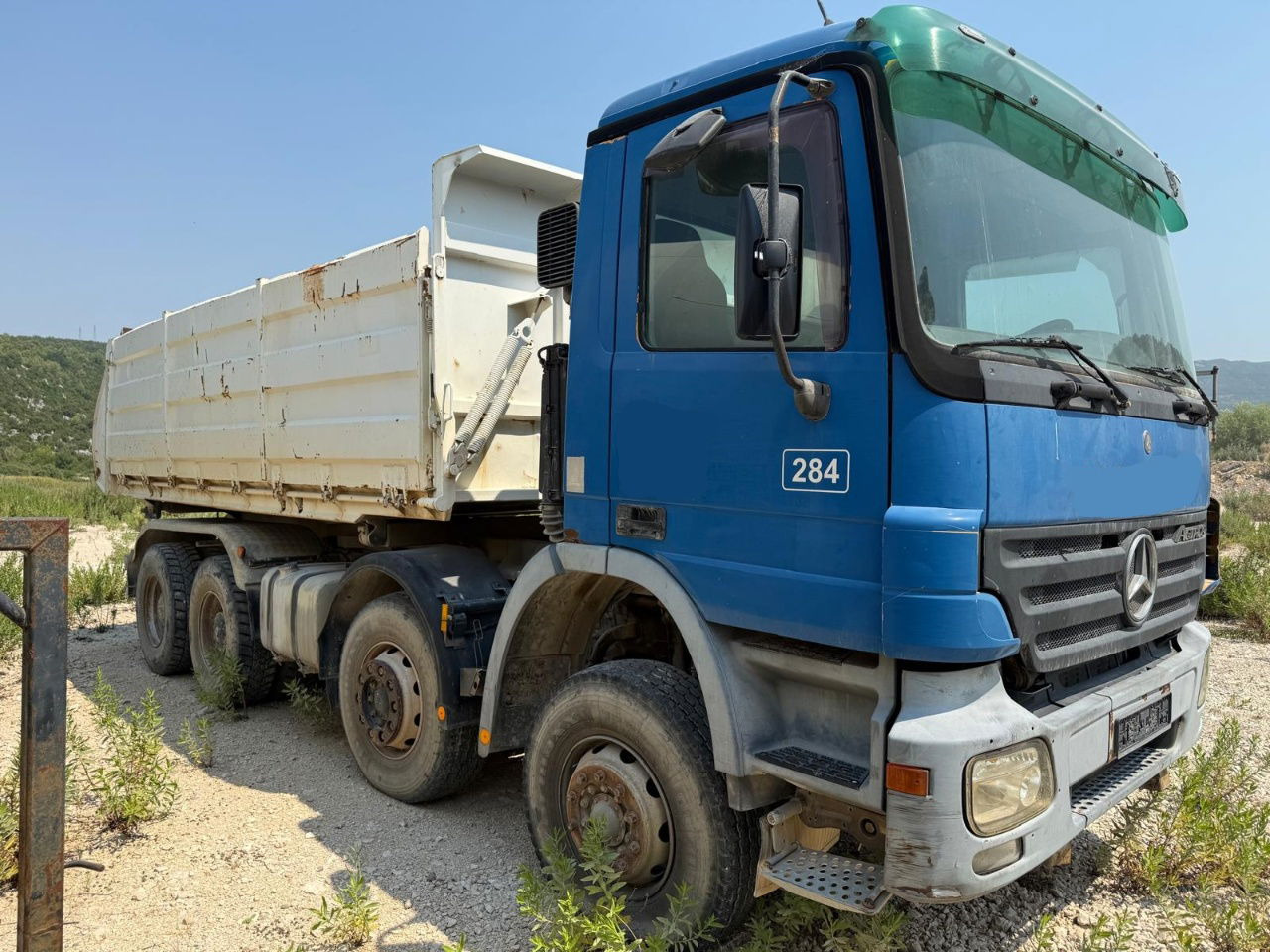 Mercedes-Benz Actros 3241 8x4 3 sided tipper - full spring - شاحنة قلاب: صورة 4 Mercedes-Benz Actros 3241 8x4 3 sided tipper - full spring - شاحنة قلاب: صورة 4