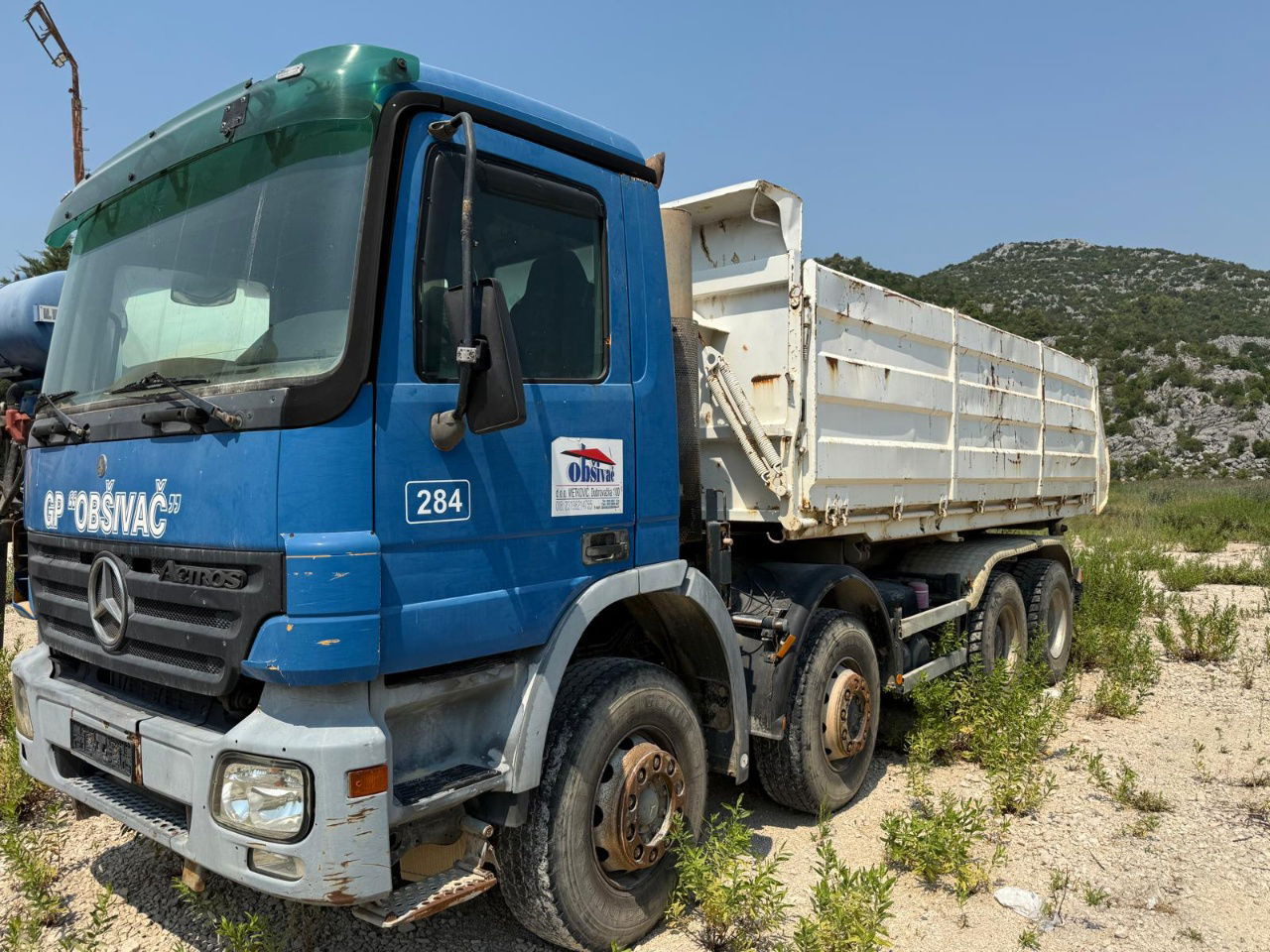 Mercedes-Benz Actros 3241 8x4 3 sided tipper - full spring - شاحنة قلاب: صورة 2 Mercedes-Benz Actros 3241 8x4 3 sided tipper - full spring - شاحنة قلاب: صورة 2