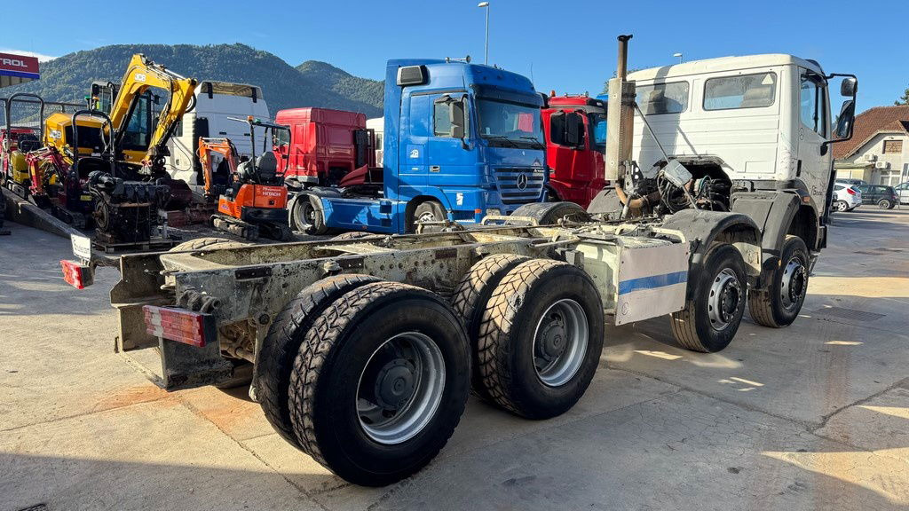 Mercedes-Benz SK 3234 8x4 chassis - شاحنة بهيكل معدني للمقصورة: صورة 5 Mercedes-Benz SK 3234 8x4 chassis - شاحنة بهيكل معدني للمقصورة: صورة 5