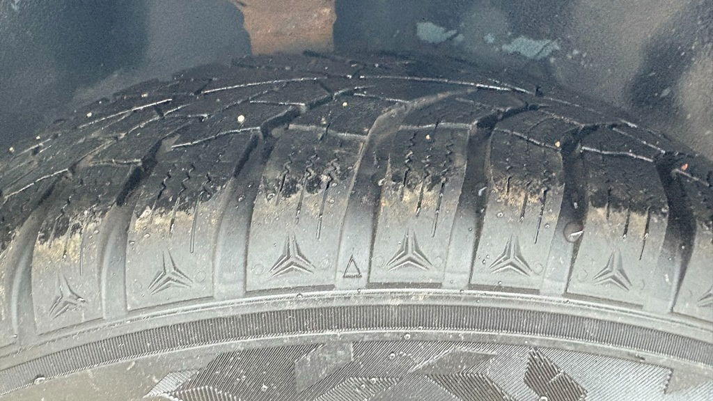 Toyota Carina 1.6 - Petrol - 5 Doors - سيارة: صورة 5 Toyota Carina 1.6 - Petrol - 5 Doors - سيارة: صورة 5