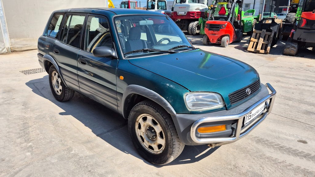 Toyota RAV4 2.0 - Petrol - Automatic - سيارة دفع رباعي: صورة 4 Toyota RAV4 2.0 - Petrol - Automatic - سيارة دفع رباعي: صورة 4