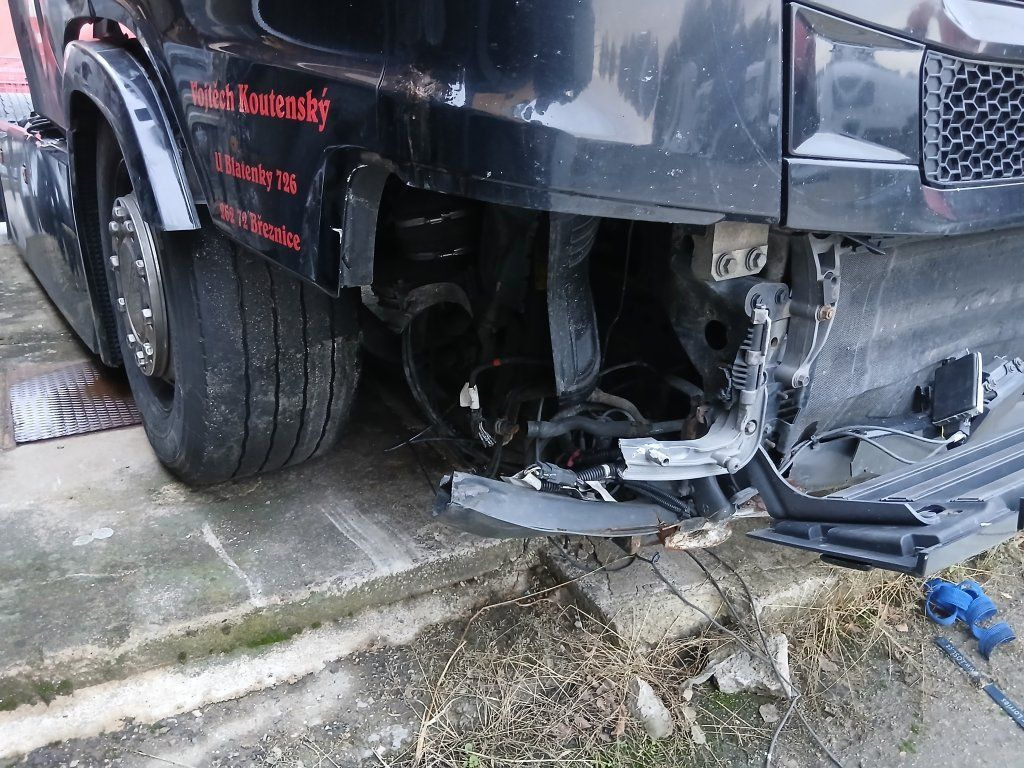 Scania R450 MEGA/lowdeck Unfall / damage - رأس تريلا: صورة 4 Scania R450 MEGA/lowdeck Unfall / damage - رأس تريلا: صورة 4