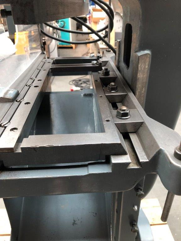 Drinker USM Universal Punching Machine - آلات الطباعة: صورة 2 Drinker USM Universal Punching Machine - آلات الطباعة: صورة 2